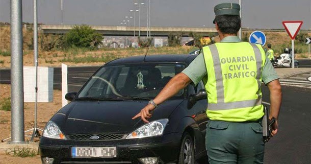 Un agente de la Guardia Civil para un coche para un control. Imagen de archivo