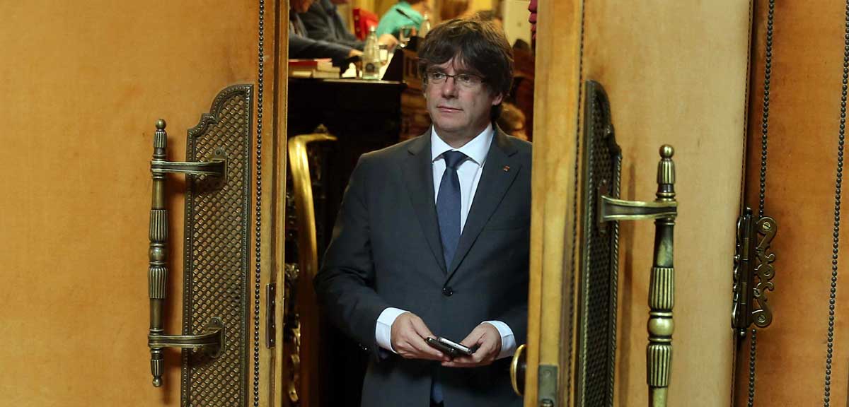 El presidente de la Generalitat ,Carles Puigdemont, sale del hemiciclo del Parlament de Cataluña. EFE