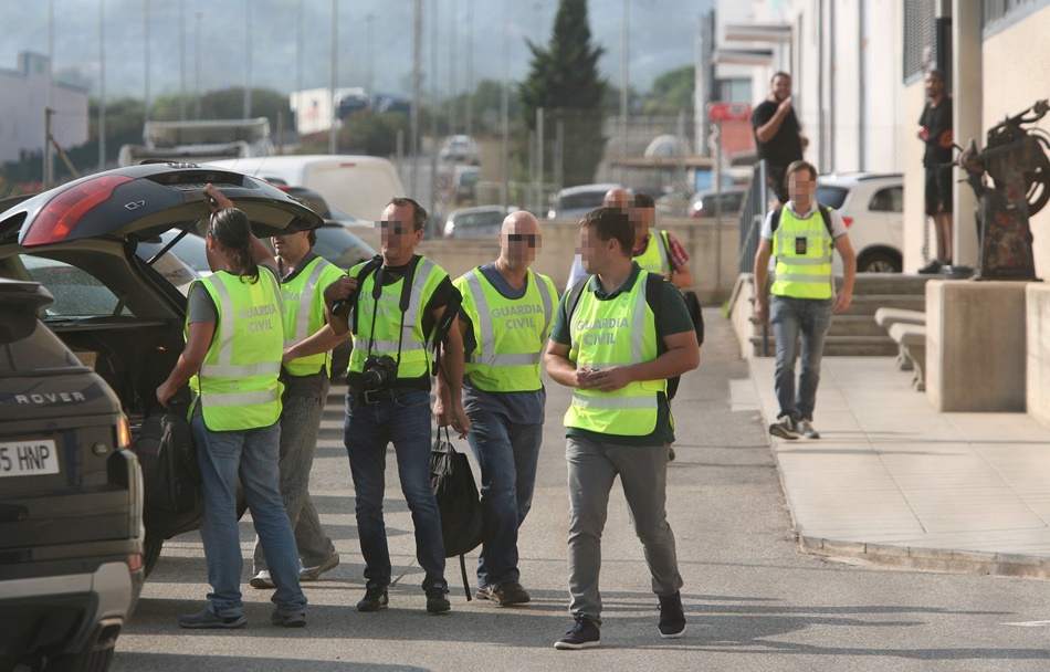 Agentes de la Guardia Civil saliendo de las instalaciones de la imprenta de Constantí (Tarragona).  