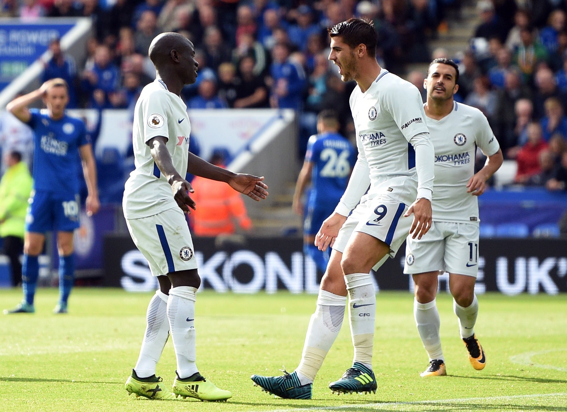 N'Golo Kante celebra un gol con Álvaro Morata durante el partido entre el Leicester y el Chelsea. 