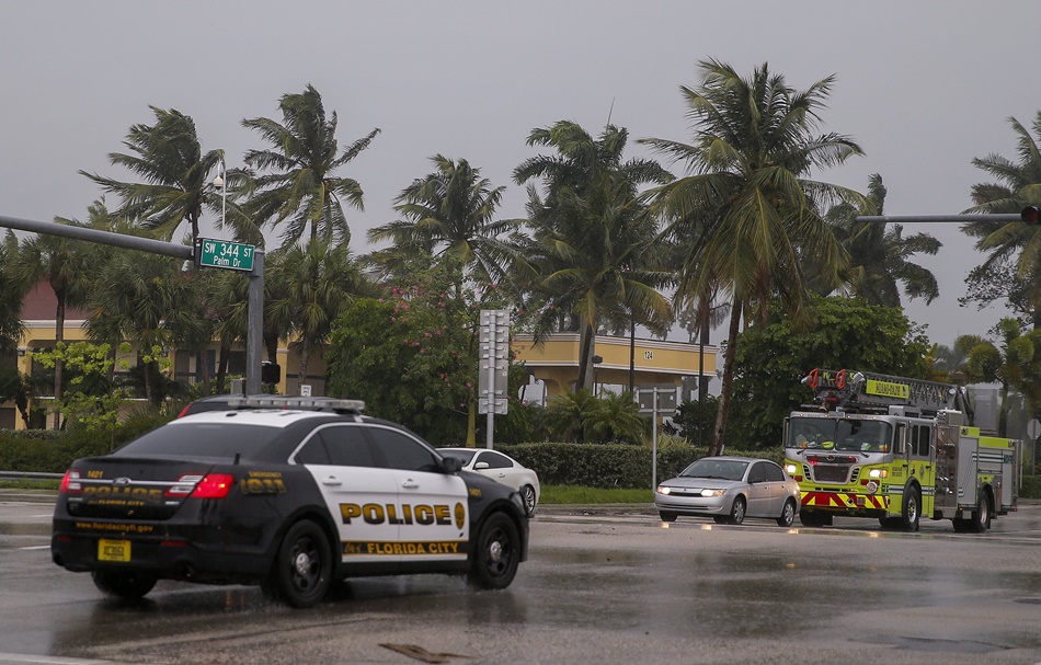 Vehículos de emergencia circulando por Florida. 