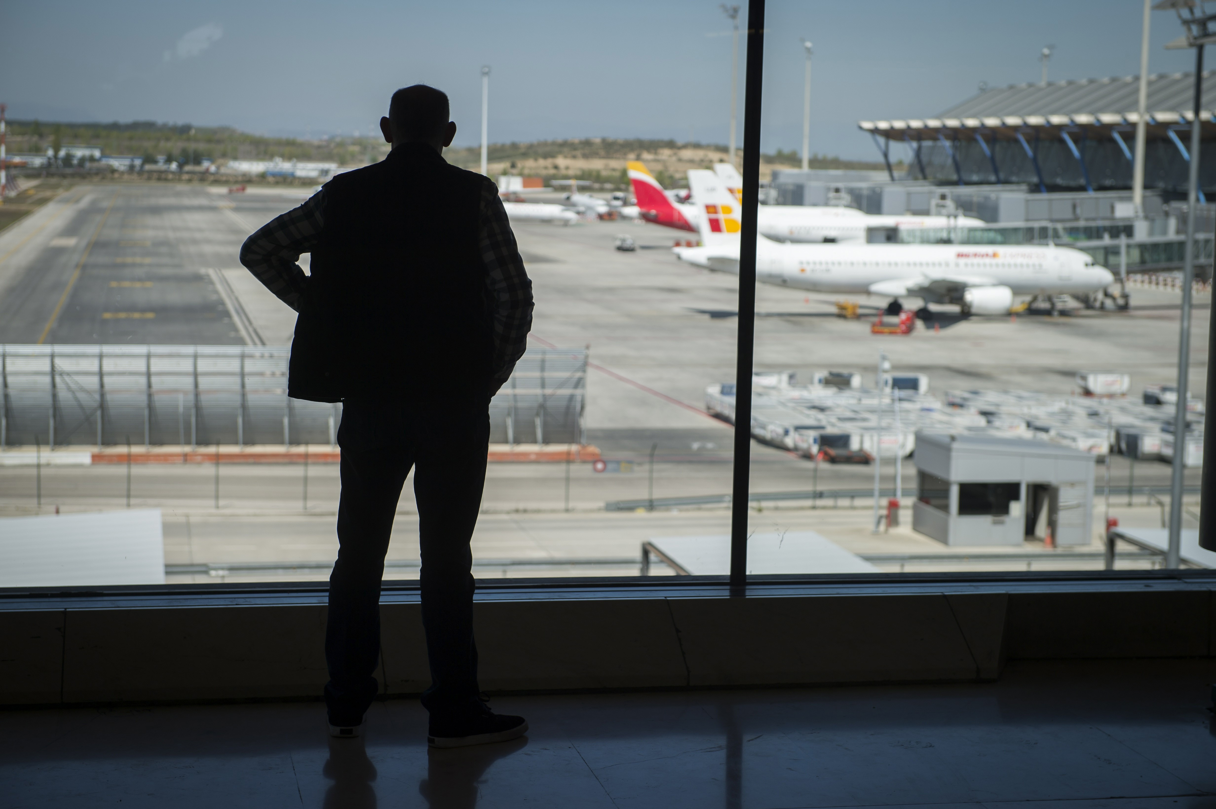 Un hombre mira los aviones en el aeropuerto Adolfo Suárez Madrid-Barajas