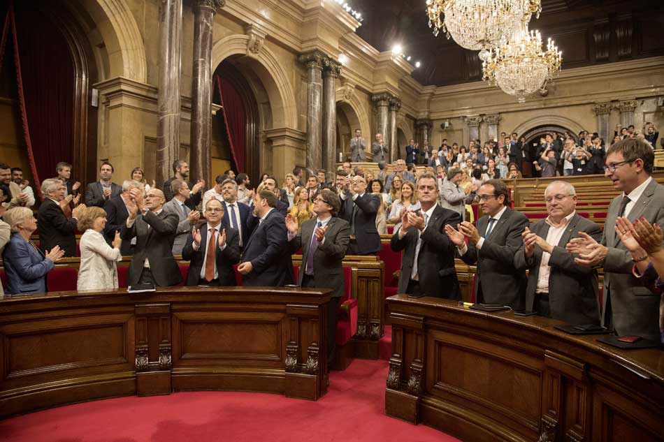 Los diputados de Junts pel Sí y la CUP aplauden la aprobación la Ley de Transitoriedad Jurídica.