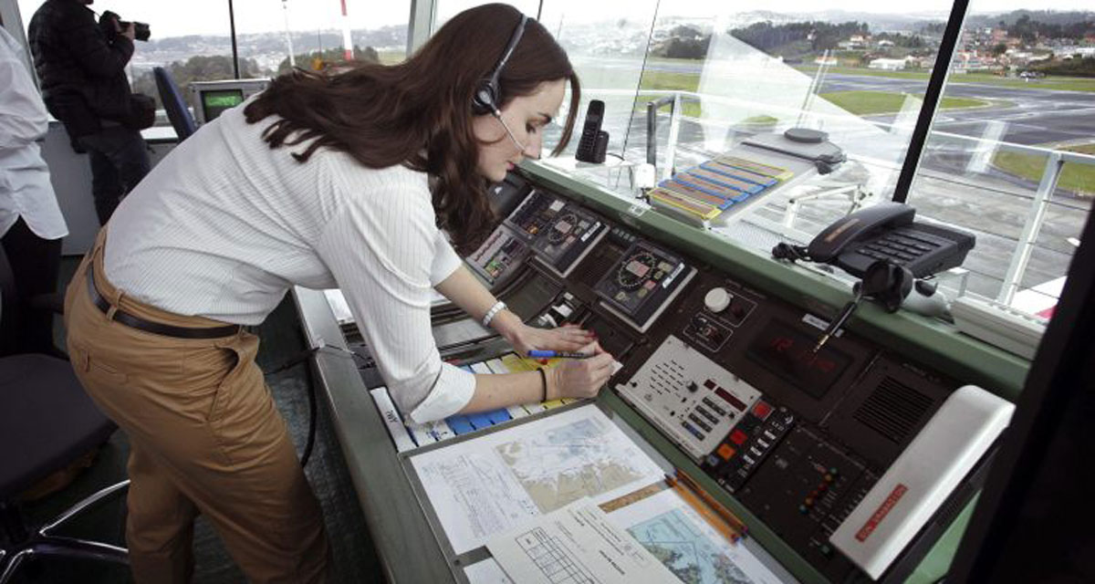 Una mujer en una torre de control