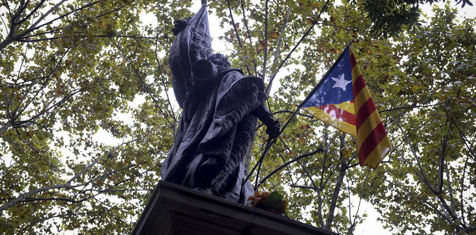 Monumento a Rafael Casanova con una bandera estelada