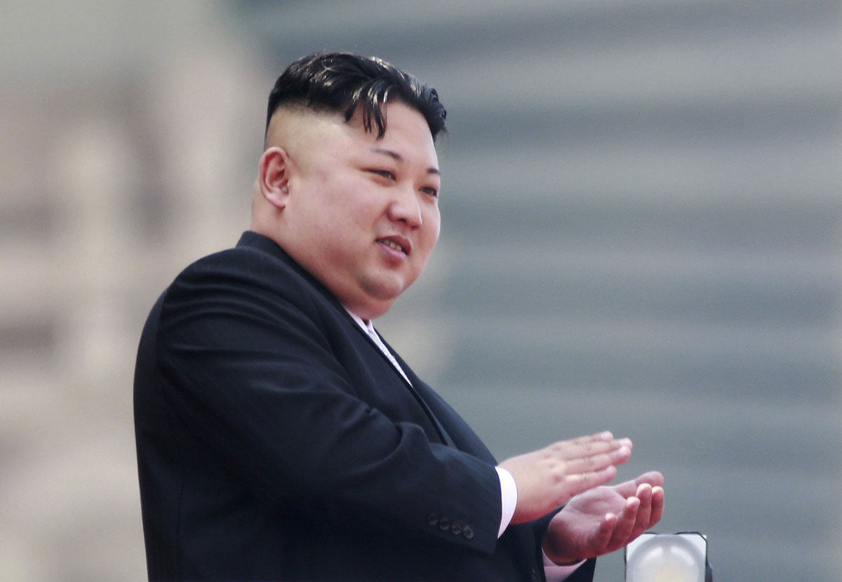 El líder norcoreano Kim Jong-un mientras aplaude desde un balcón durante un desfile