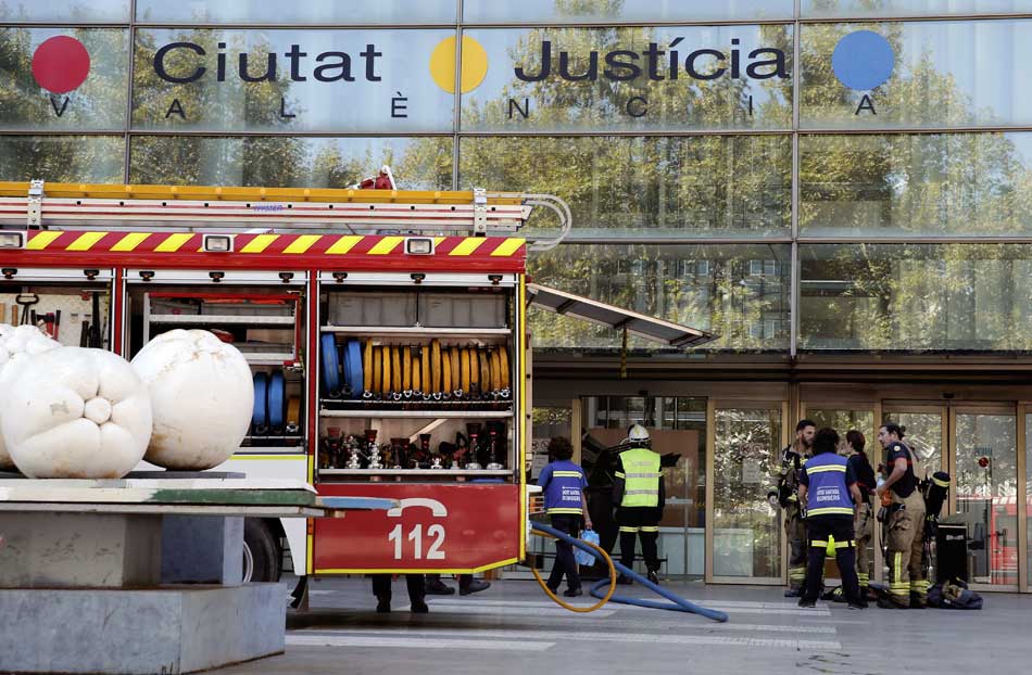 Los bomberos de la ciudad de València intervienen desde las 12.09 horas en un incendio que se ha declarado en la Ciudad de la Justicia, sede de los juzgados de la ciudad y de la Audiencia Provincial.