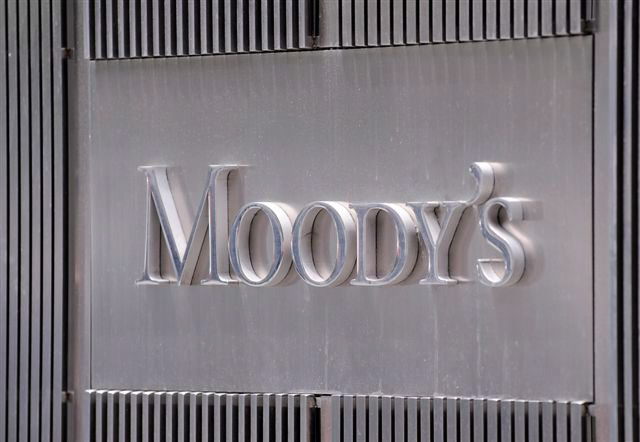 Fotografía del logo de la agencia de calificación Moody's en la fachada de su sede en Nueva York (EEUU