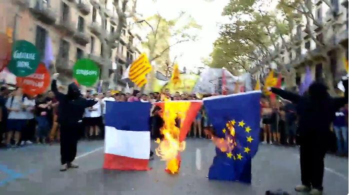 Arran quema banderas de España, Francia y UE en la Diada