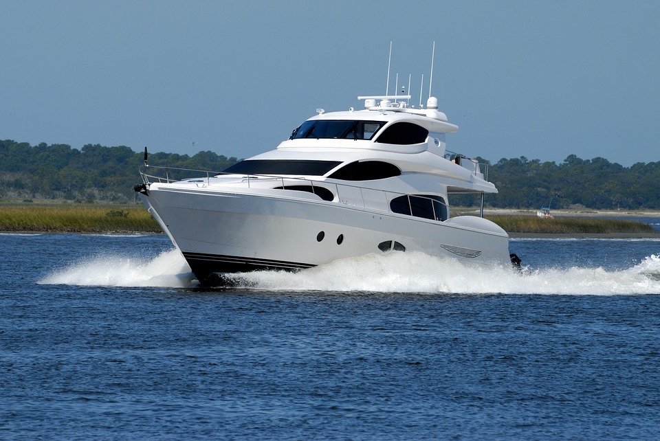 Un yate en el mar