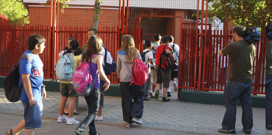 Alumnos entrando en un instituto.