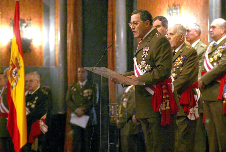 El teniente general José Mena Aguado, durante su discurso en la Pascua Militar de 2006. LOSGENOVESES