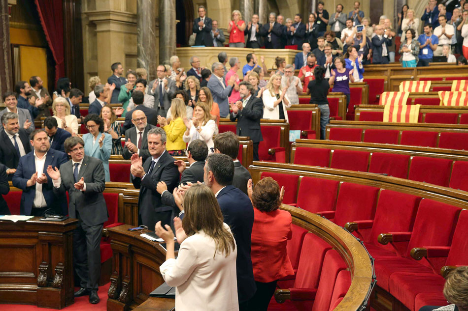 El presidente de la Generalitat, Carles Puigdemont (2i abajo), y su gobierno celebran la aprobación de la ley del referéndum con los escaños vacíos de PSC, Ciudadanos y PPC. 