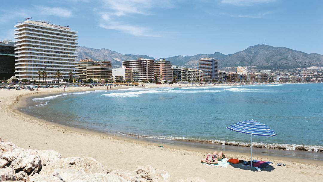 Panorámica de la playa de Fuengirola, en cuyo conservatorio han sucedido los hechos.