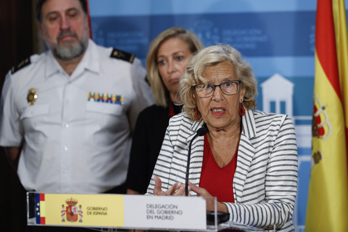 La alcaldesa de Madrid, Manuela Carmena (d), durante la rueda de prensa