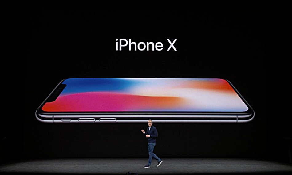 Tim Cook con la imagen del nuevo iPhone X en la Keynote de Apple de esta tarde. 
