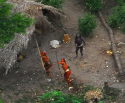 Asesinados 10 indígenas de una tribu aislada del Amazonas