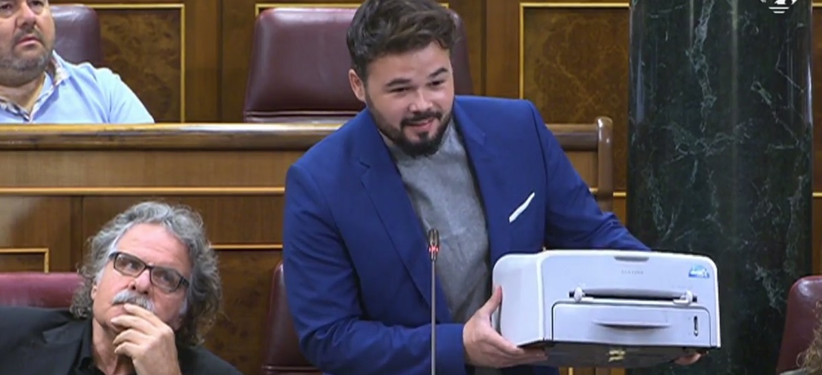 Gabriel Rufián, diputado de ERC, sujetando una impresora fuente Congreso. 