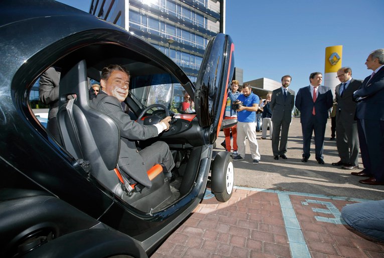 Ignacio González en una visita a las instalaciones de Renault cuando era presidente de la Comunidad de Madrid. 