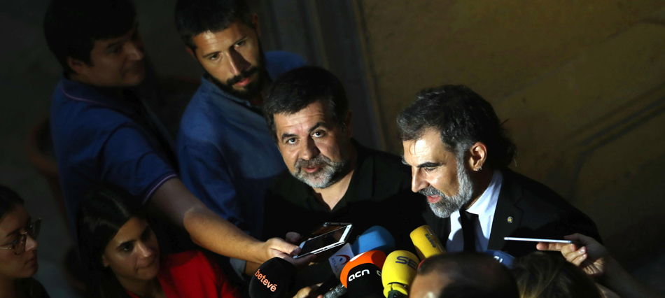 El presiente de la ANC, Jordi Sánchez (i) y el presidente de Omnium Cultural Jordi Cuxart (d) valoran en rueda de prensa ofrecida en el Palau de la Generalitat.