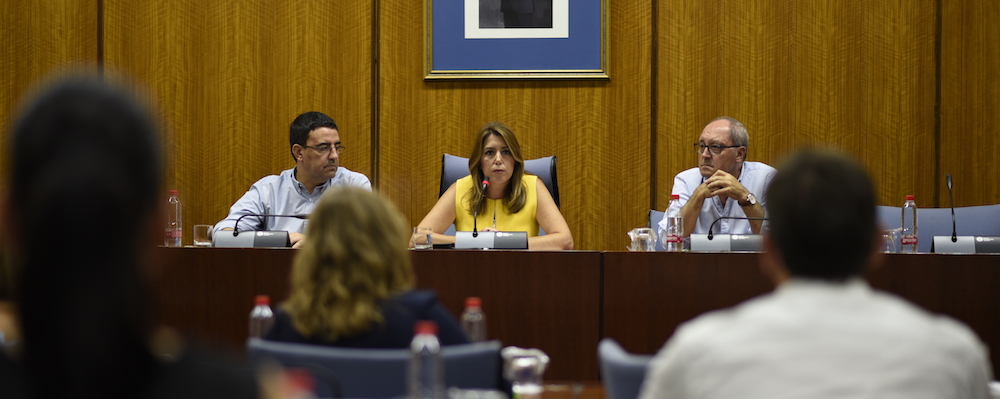 Susana Díaz, flanqueada por Mario Jiménez y Juan Cornejo.