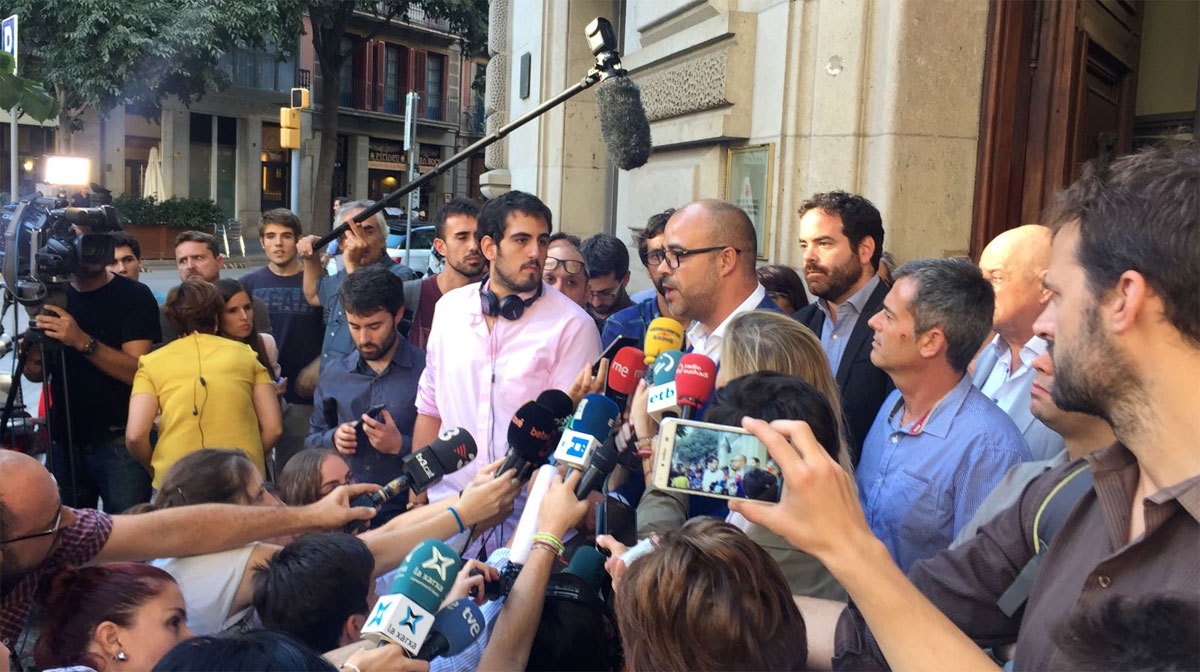 El presidente de la Asociación de Municipios de Cataluña, Miquel Buch, declarando ante los medios 