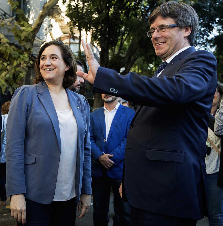 La alcaldesa de Barcelona, Ana Colau, y el president de la Generalitat, Carles Puigdemont.