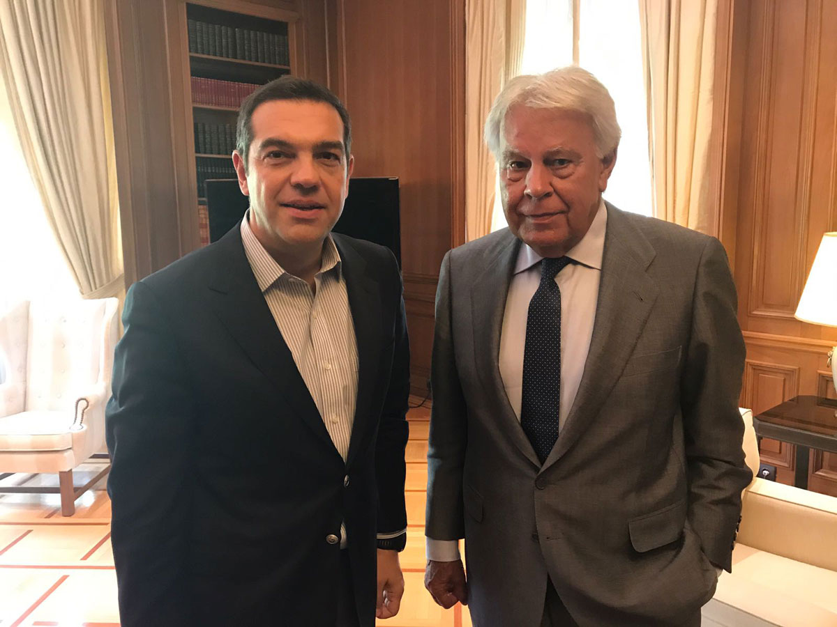 El expresidente del Gobierno Felipe González junto al primer ministro griego, Alexis Tsipras
