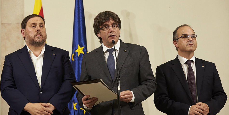 El presidente de la Generalitat, Carles Puigdemont (c), acompañado por el vicepresidente Oriol Junqueras (i) y el conseller de presidencia Jordi Turull, tras la firma de la convocatoria del referéndum