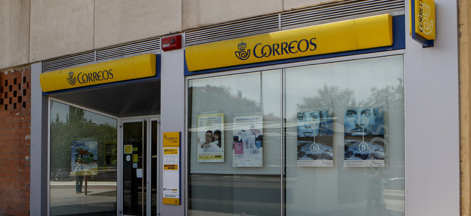 Entrada de una oficina de correos