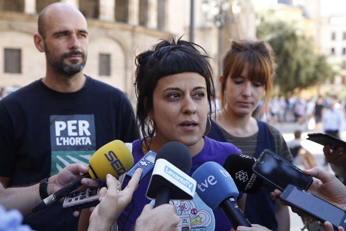 La diputada de la CUP, Anna Gabriel, en la Plaza de la Virgen de Valencia