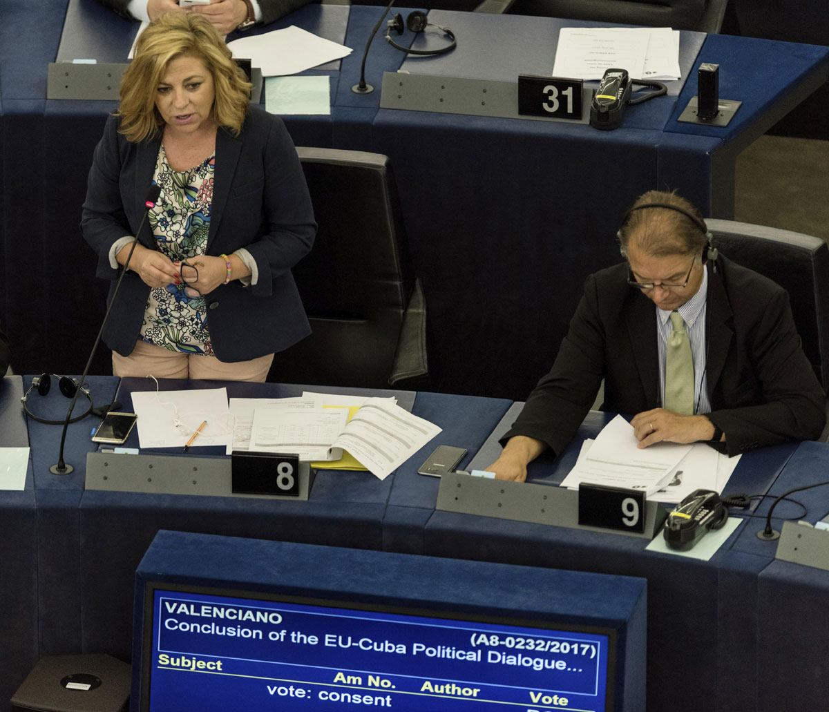 La eurodiputada española del PSOE Elena Valenciano (izq) interviene durante un debate en el Parlamento Europeo en Estrasburgo (Francia).