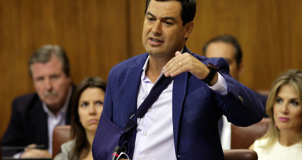 Juanma Moreno, presidente del PP-A, con el brazo en cabestrillo este juves en el Parlamento.