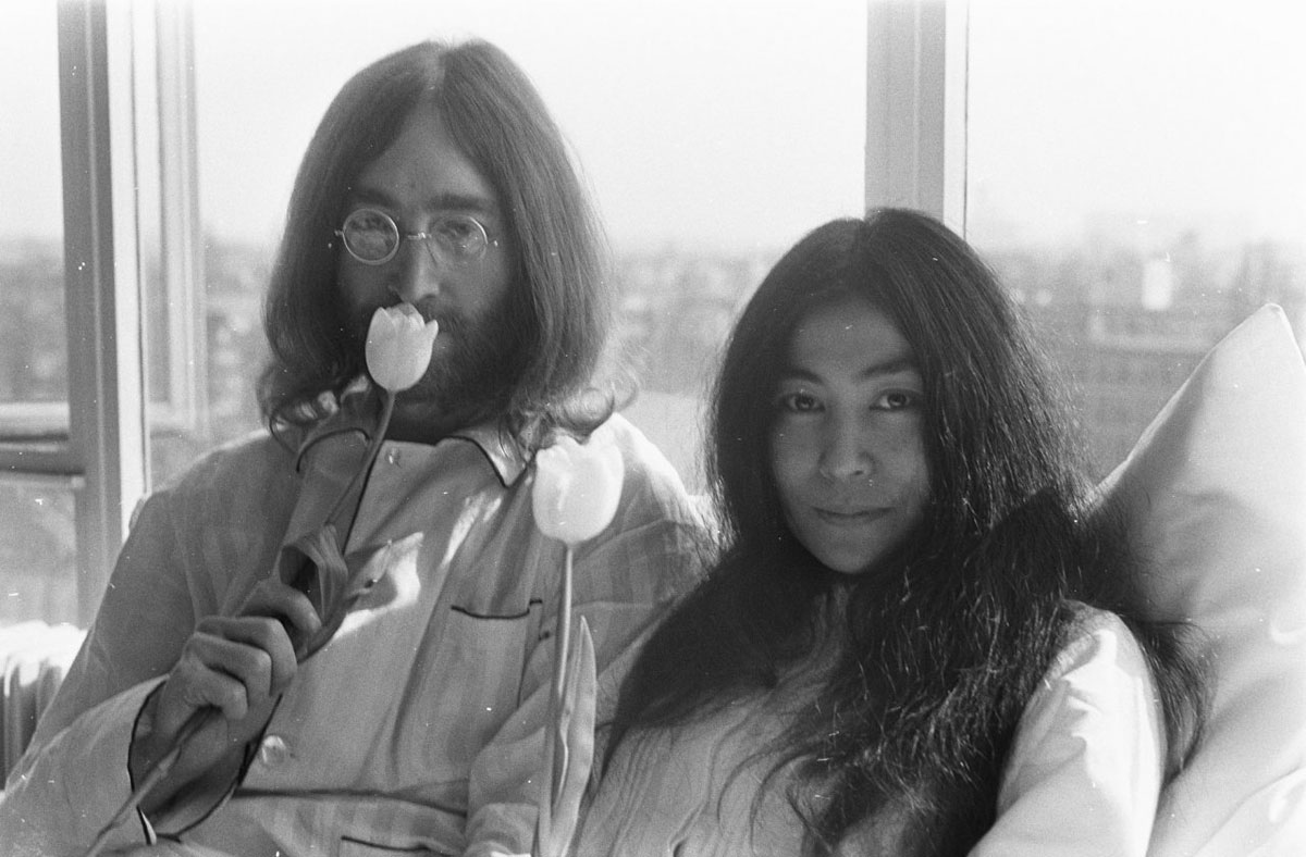 John Lennon junto a Yoko Ono