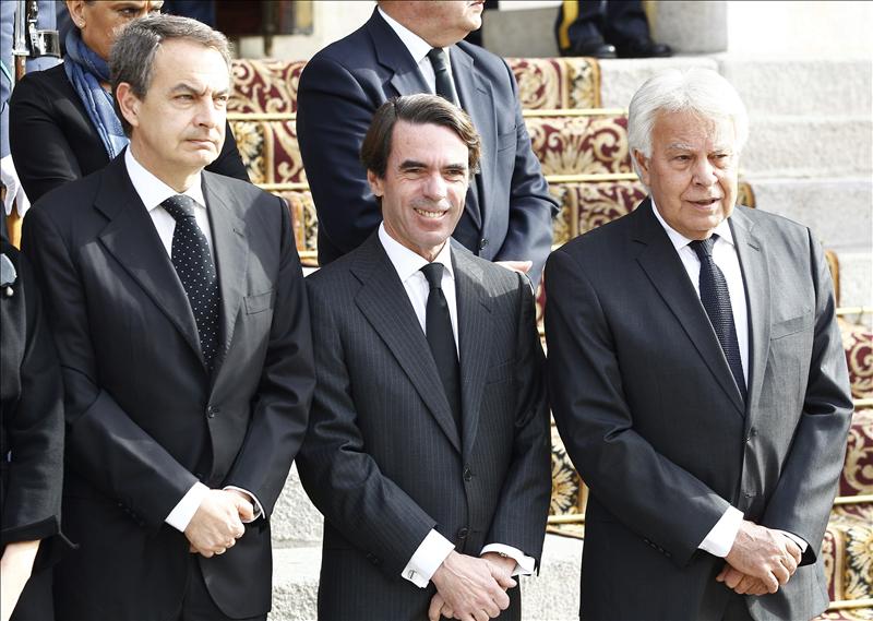 Posan juntos los expresidentes José Luis Rodríguez Zapatero, José María Aznar y Felipe González