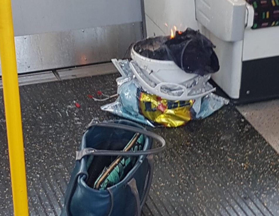 Un cubo ardiendo en el Metro de Londres