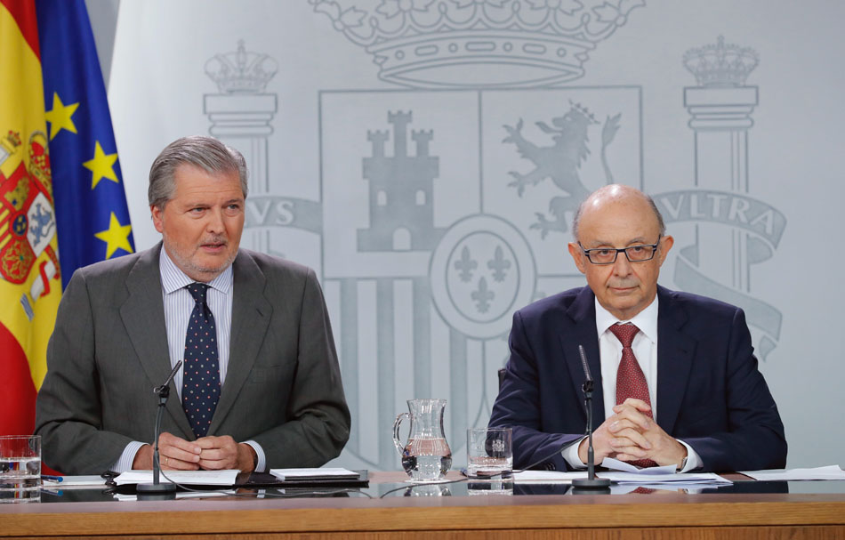 El ministro portavoz Méndez de Vigo junto a Cristóbal Montoro en rueda de prensa posterior al Consejo de Ministros.