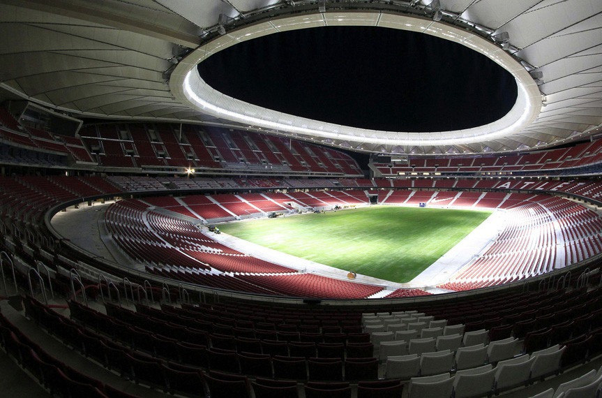 Imagen facilitada por el Atlético de Madrid de la colocación del césped del estadio Wanda Metropolitano.