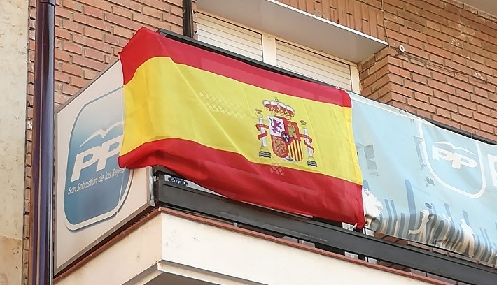 El PP de San Sebastián de los Reyes coloca la bandera de España al revés. Twitter.