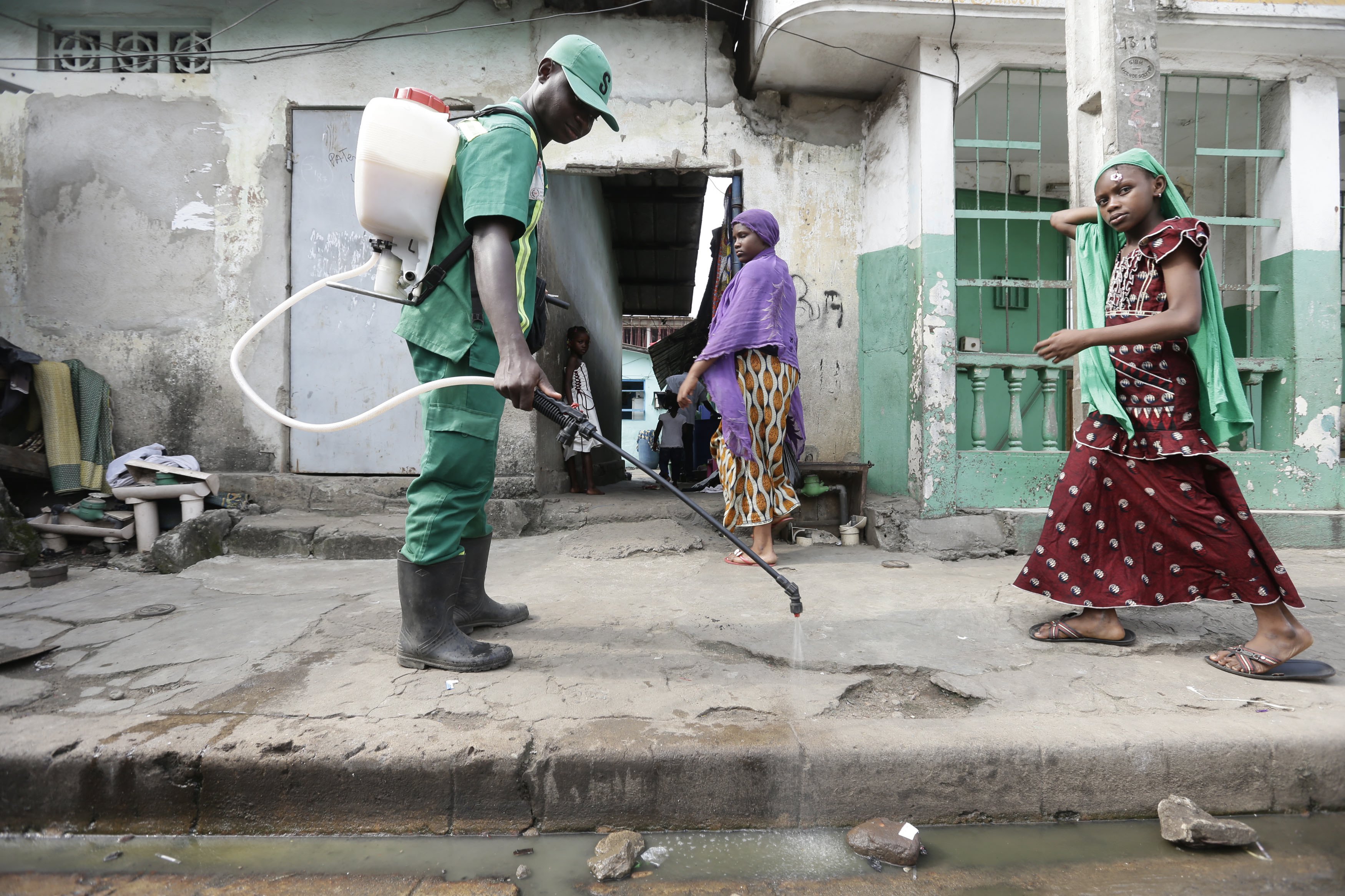 Un empleado del Instituto de Higiene Pública fumiga con insecticida en Treichville, al sur de Abiyán. 