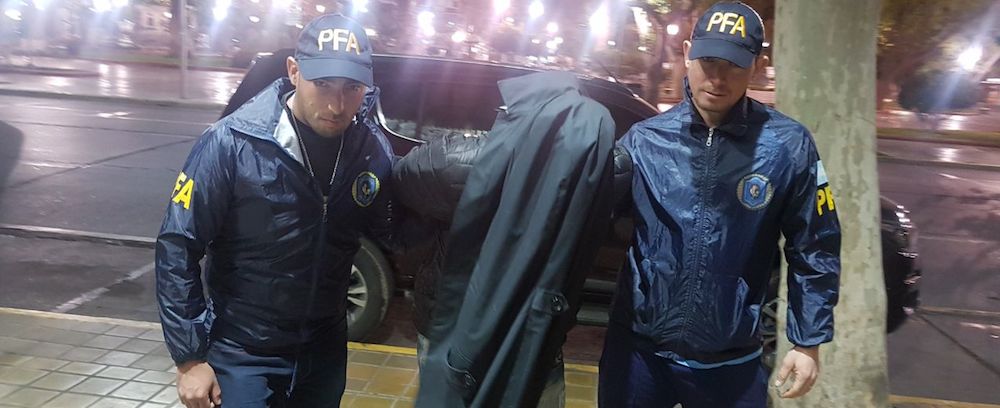 Carlos Fernández es conducido a dependencias policiales argentinas tras su detención.