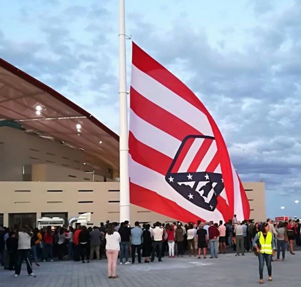 Bandera del Atlético de Madrid al revés, en el Wanda Metropolitano.