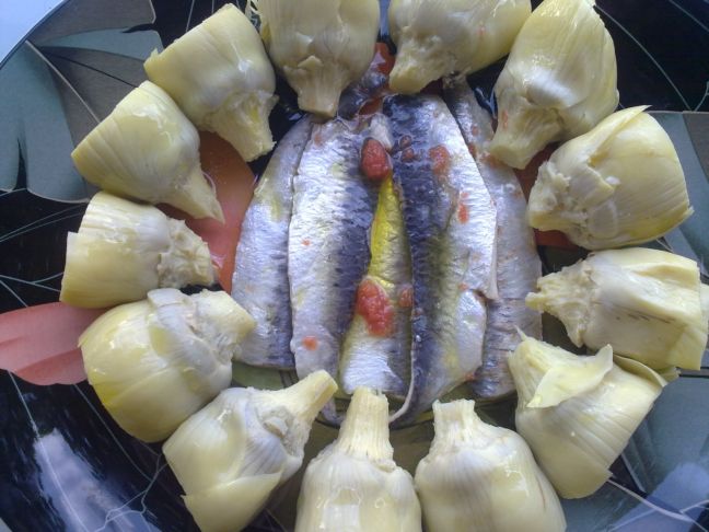 Corazón de alcachofas con boquerones en vinagre y merluza abierta al horno con pimentón
