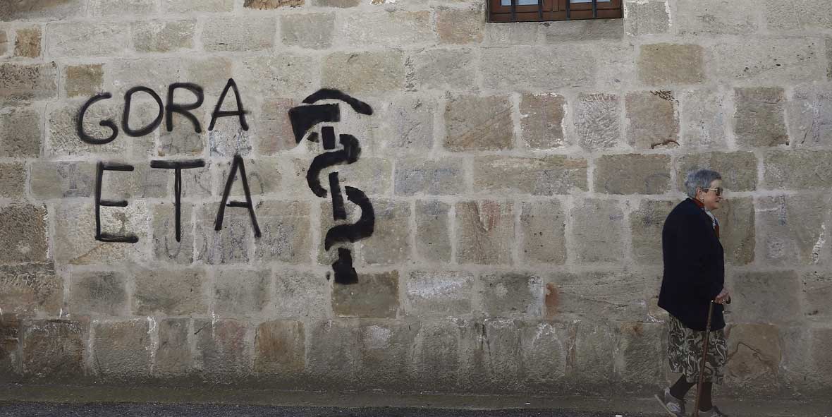 Pintada del anagrama de ETA en una pared de una vivienda. Pintada del anagrama de ETA en una pared de una vivienda.