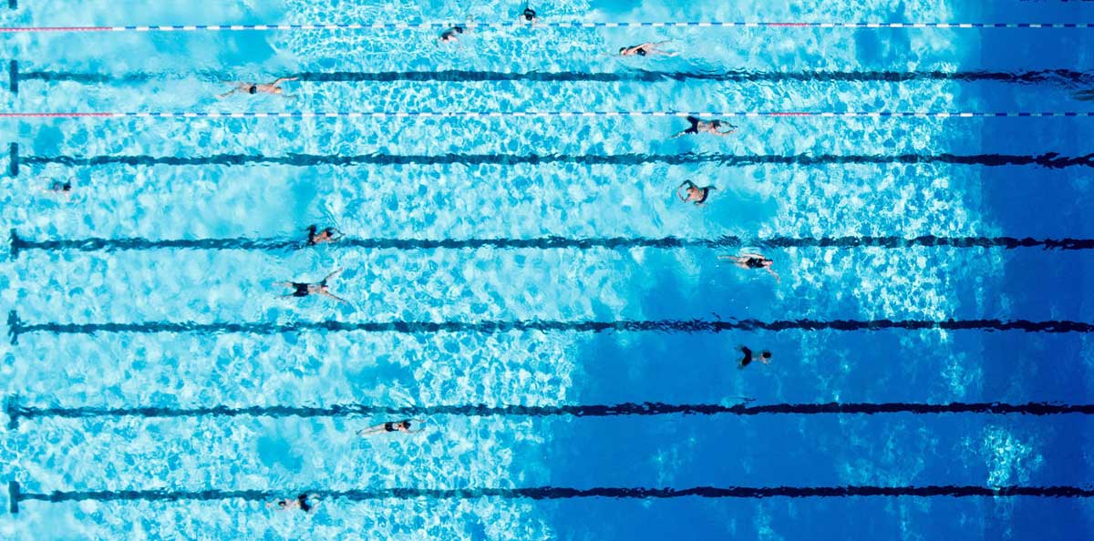 Vista aérea de un grupo de personas en una piscina. 