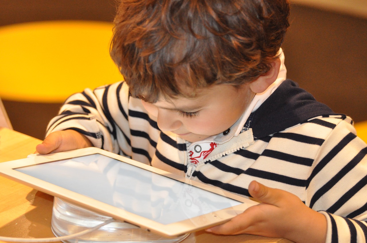 Niño con una tablet Pixabay