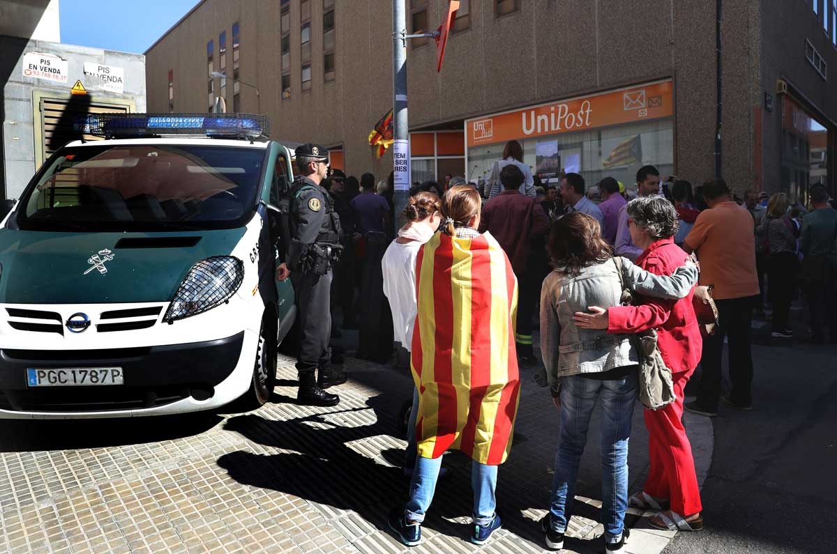 La Guardia Civil incauta documentación del censo del 1-O en Unipost de Terrassa.