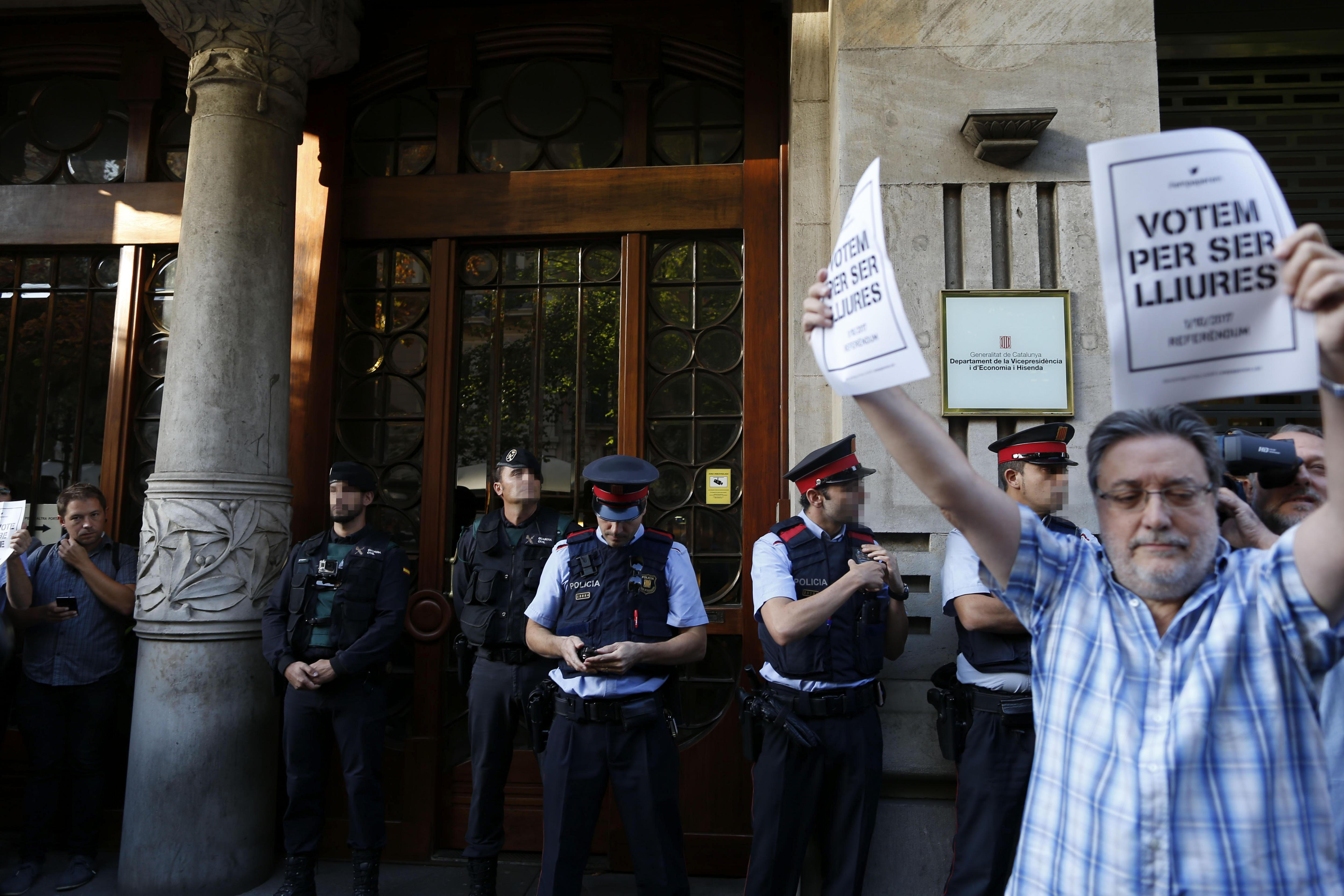 Varios manifestantes se concentraron ante la Generalitat al conocerse las detenciones