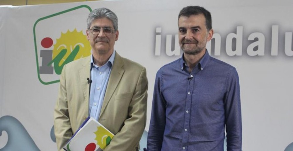 José Luis Pérez Tapias y Antonio Maíllo, posando antes de comenzar el debate de ayer.