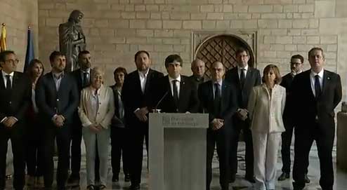 El presidente de la Generalitat, Carles Puigdemont, lee una declaración institucional arropado por sus consellers